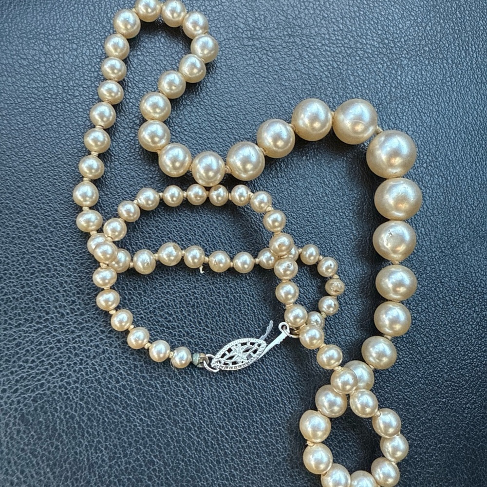 Vtg Elegant single strand Faux Pearl Necklace hand knotted quality